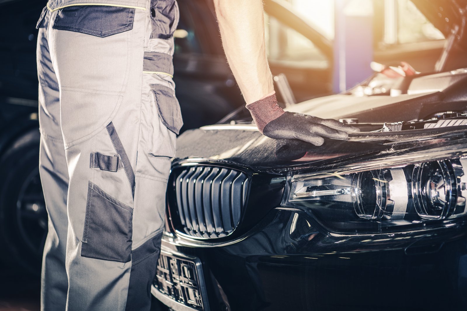 Mecânico trabalhando no motor — BKS Custom